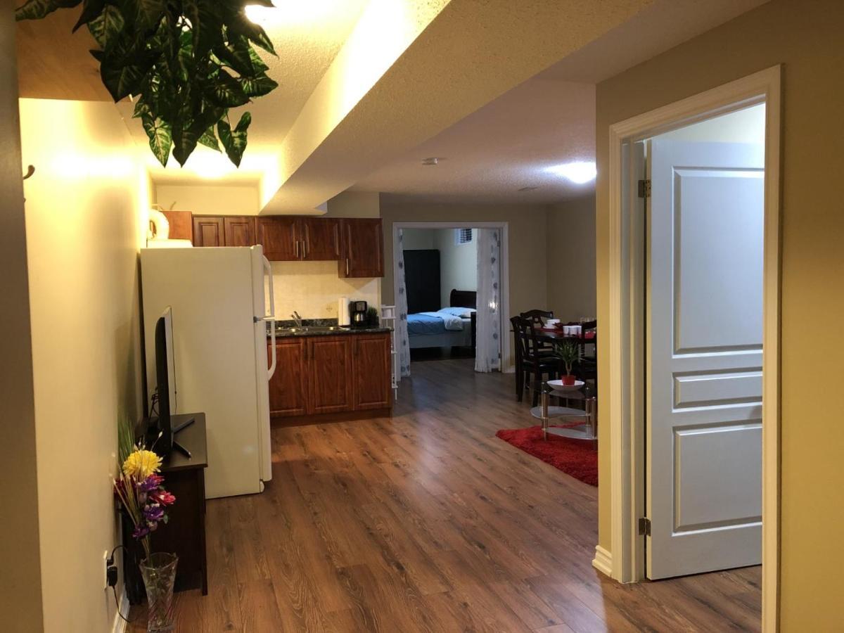 Spacious 2 Bedroom Guest Suite トロント エクステリア 写真