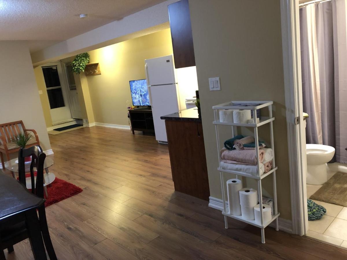 Spacious 2 Bedroom Guest Suite トロント エクステリア 写真
