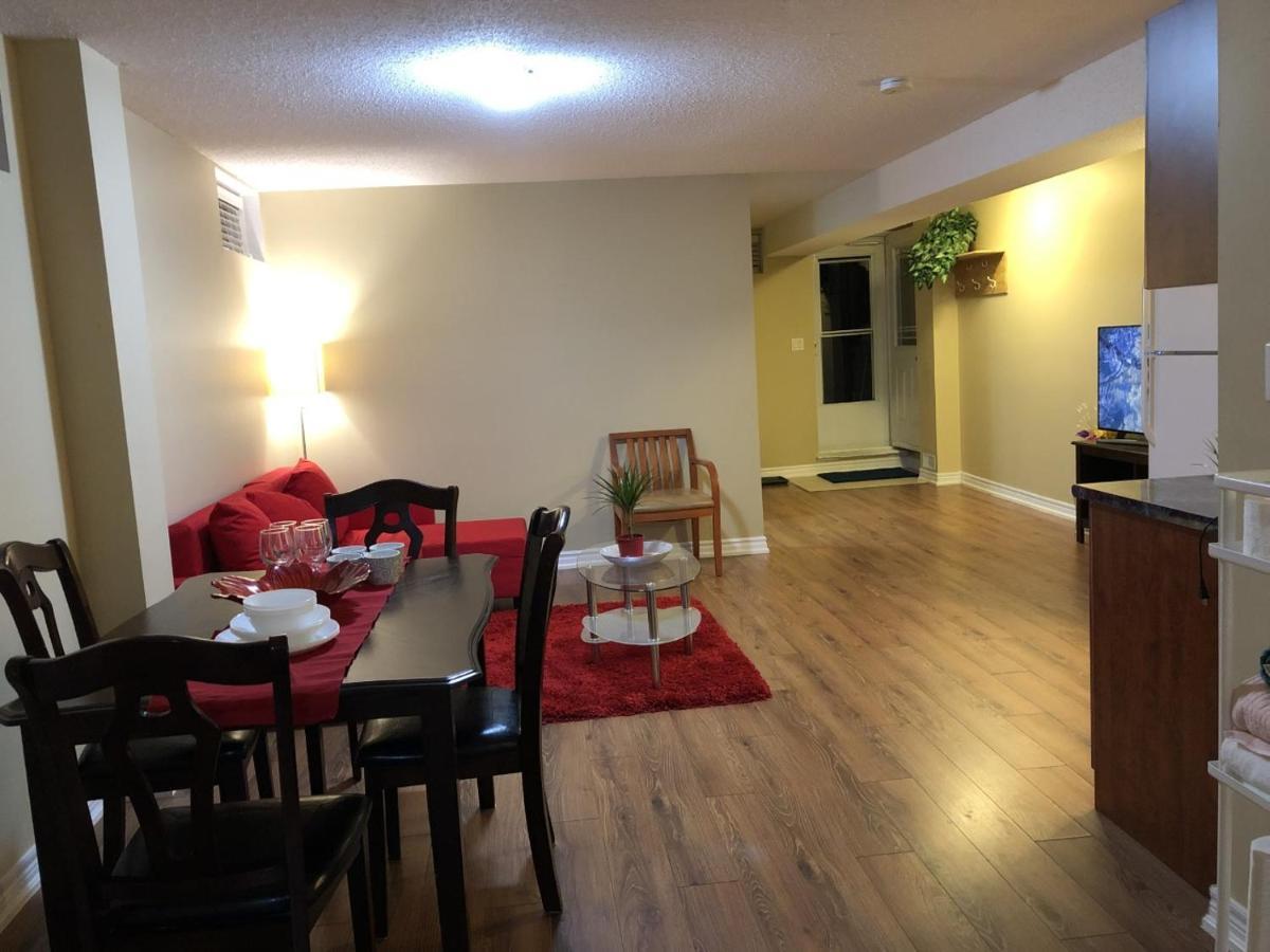 Spacious 2 Bedroom Guest Suite トロント エクステリア 写真