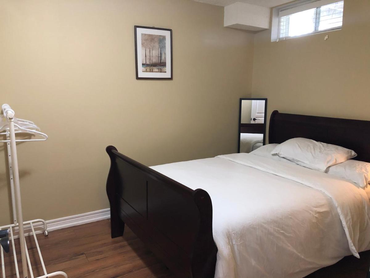 Spacious 2 Bedroom Guest Suite トロント エクステリア 写真